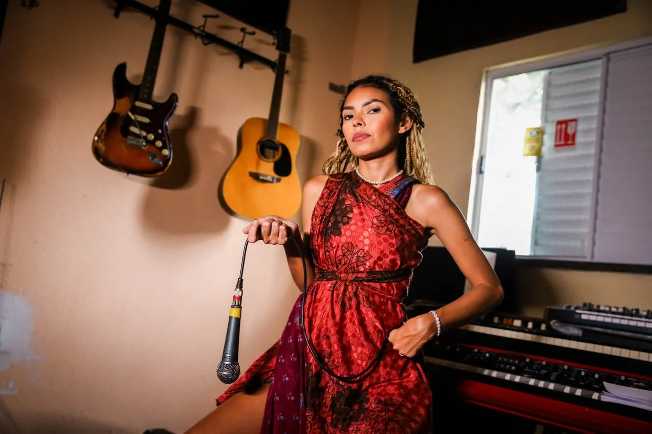 Forró das antigas e divas pop estão entre as referências musicais de Vanessa A Cantora