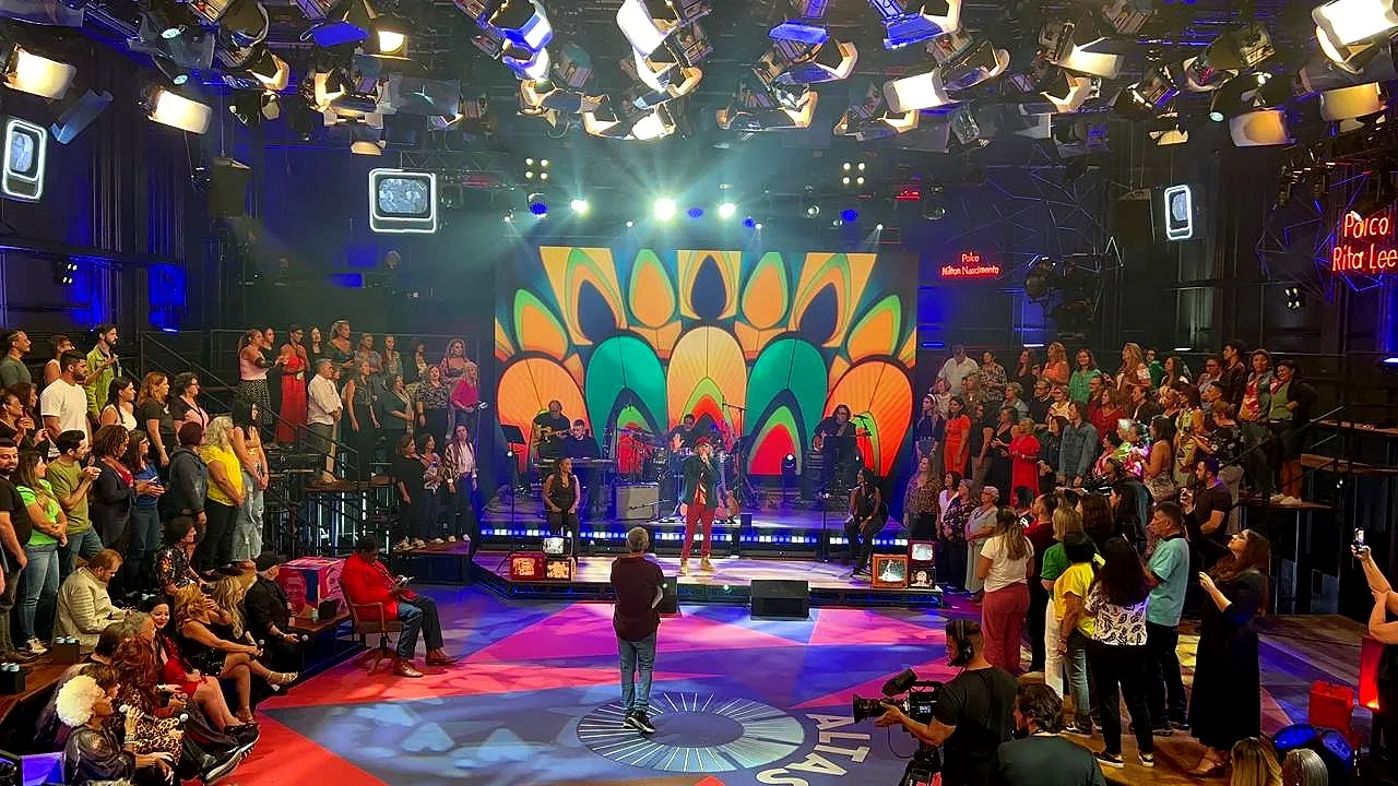 Ednardo no palco do Altas Horas cantando um de seus maiores sucessos, 