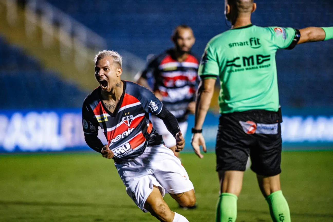 Marcelinho comemorando o gol