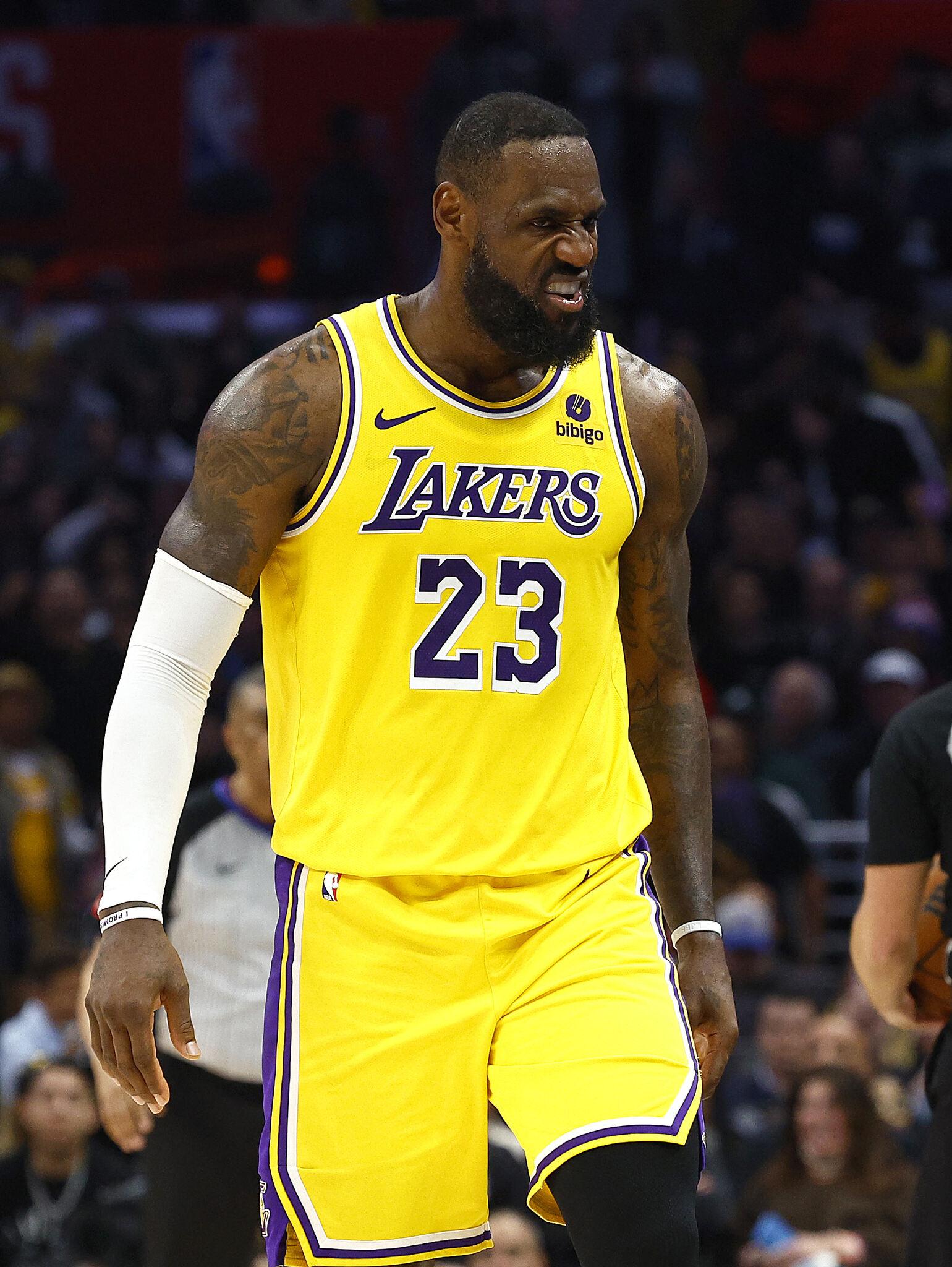 LeBron James em quadra pelo Lakers