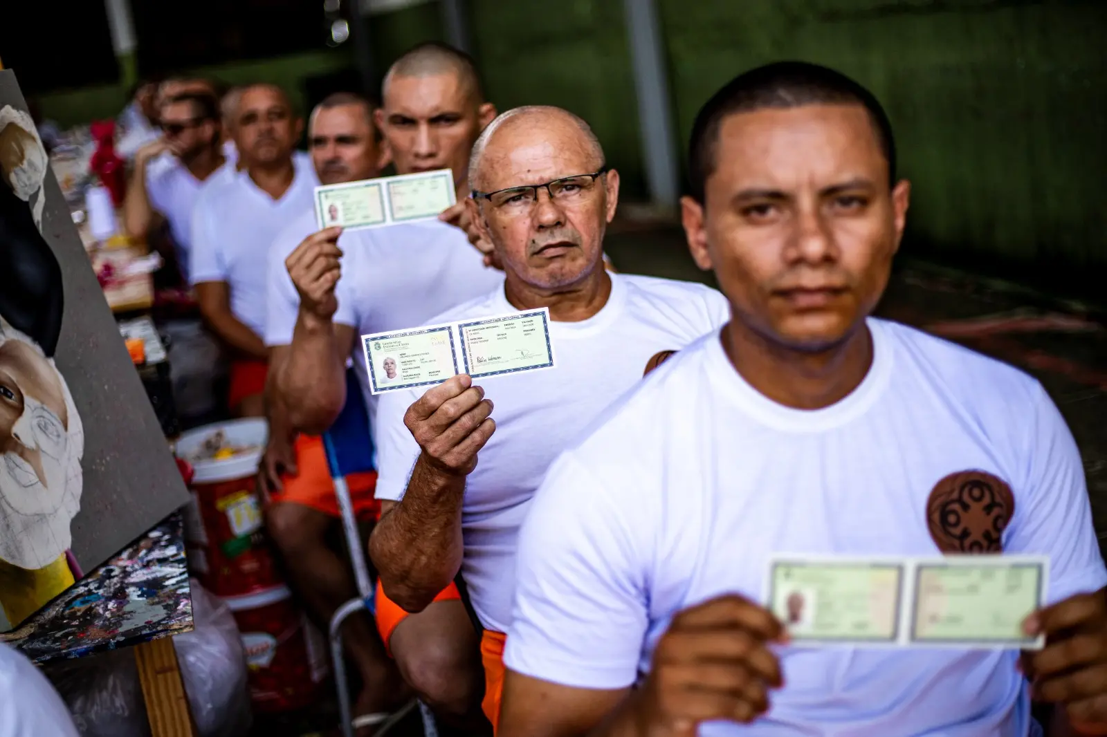 Internos com documento de identificação artesanal da Ceart