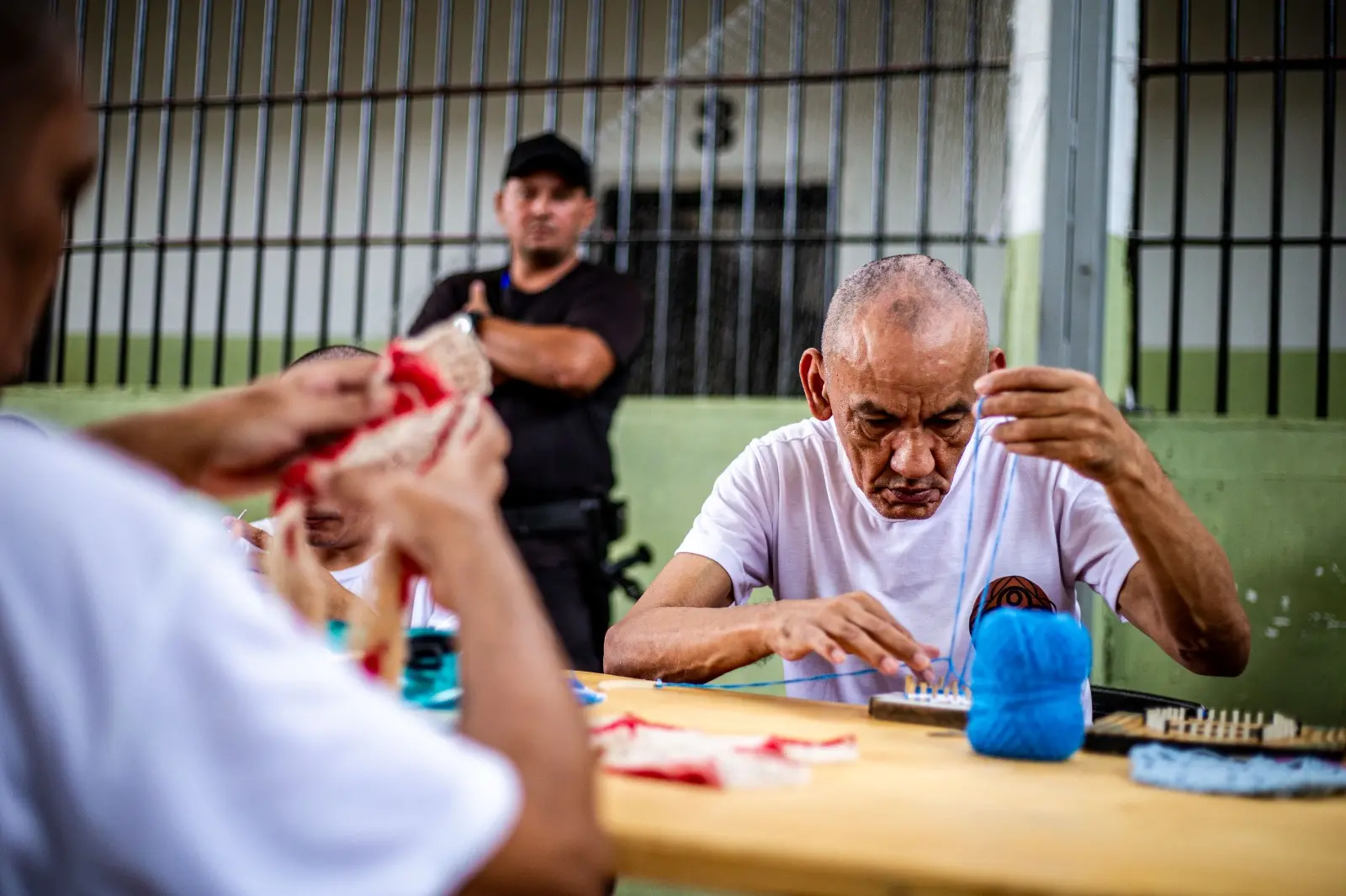 Internos da UP Pacatuba trabalhando em projeto de artesanato