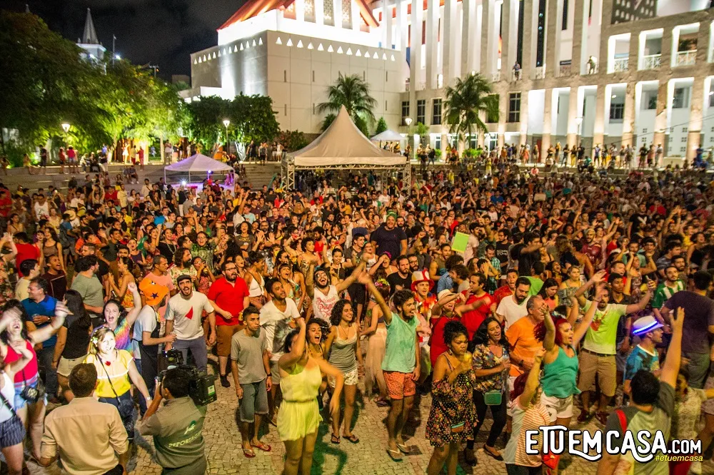 Chão da Praça, bloco de carnaval do Dragão do Mar, em 9 de fevereiro de 2017; no palco, a banda Os Transacionais