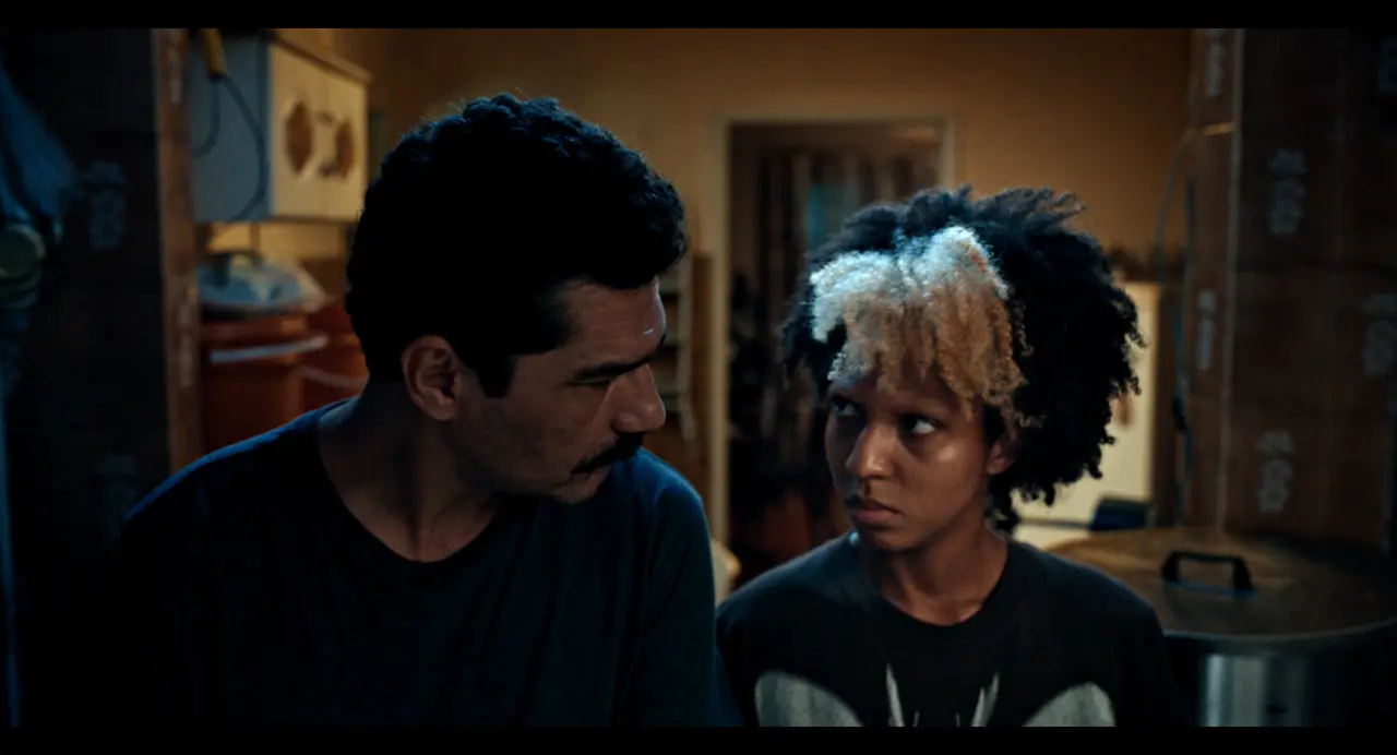 João (Rômulo Braga), pai solo de Sofia (Ayomi Domenica), é apresentado como companheiro e apoiador da filha, mas reage mal à gravidez dela