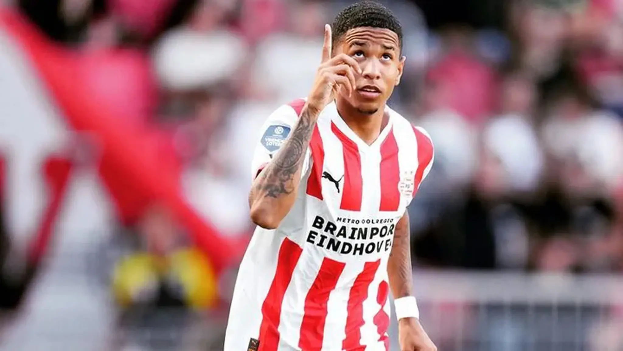 Savinho com a camisa do PSV