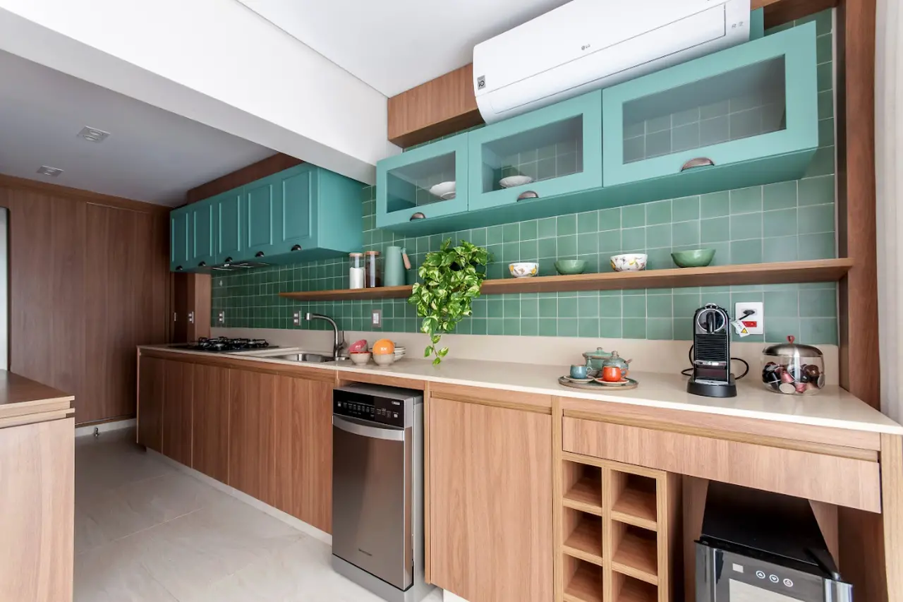 Projeto de cozinha com armários aéreos na cor verde do escritório Paiva e Passarini Arquitetura