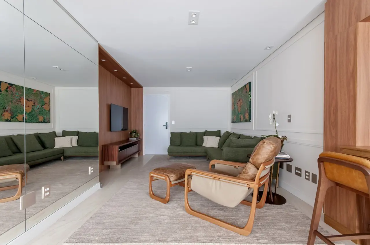 Na sala, a ousadia do sofá colorido