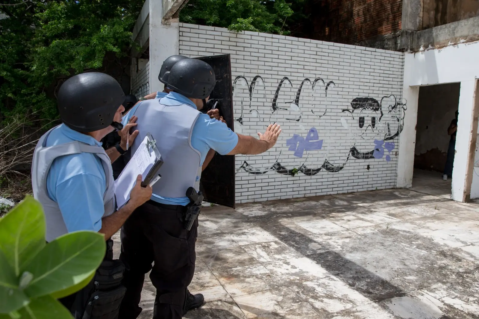 Policiais negociadores vestem o uniforme de cor azul, que tem uma tendência a diminuir o estresse