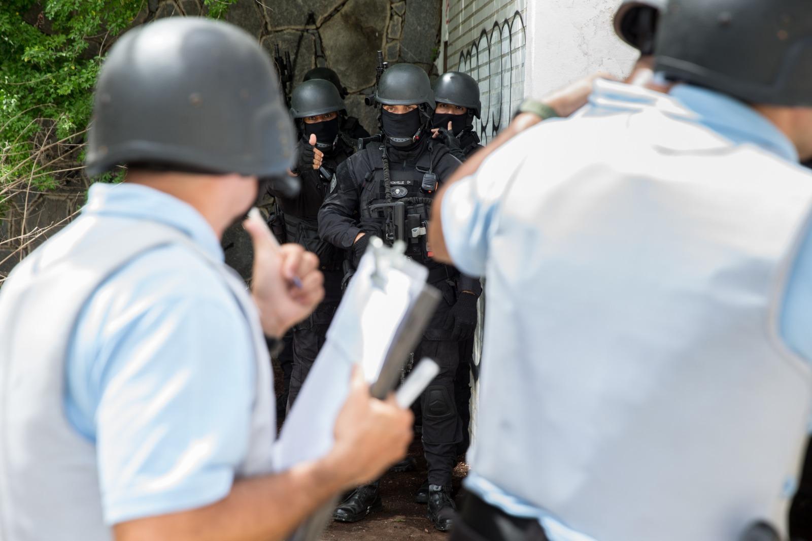 Policiais negociadores acionam PMs da equipe de intervenção tática, no momento de abordar o suspeito