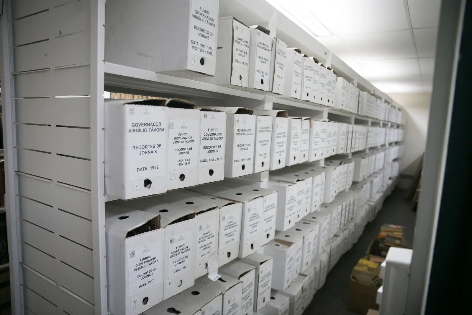 estantes no arquivo público