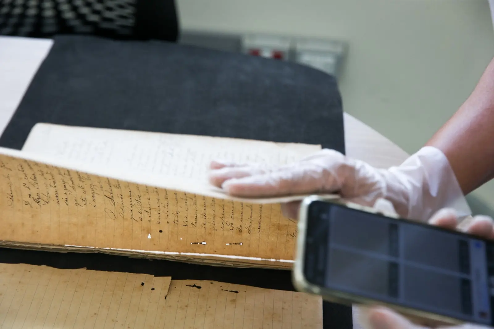 trabalho manual de pesquisadora no arquivo público