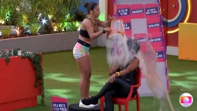 Durante Jogo da Discórdia, Maria bateu um balde na cabeça de Natália