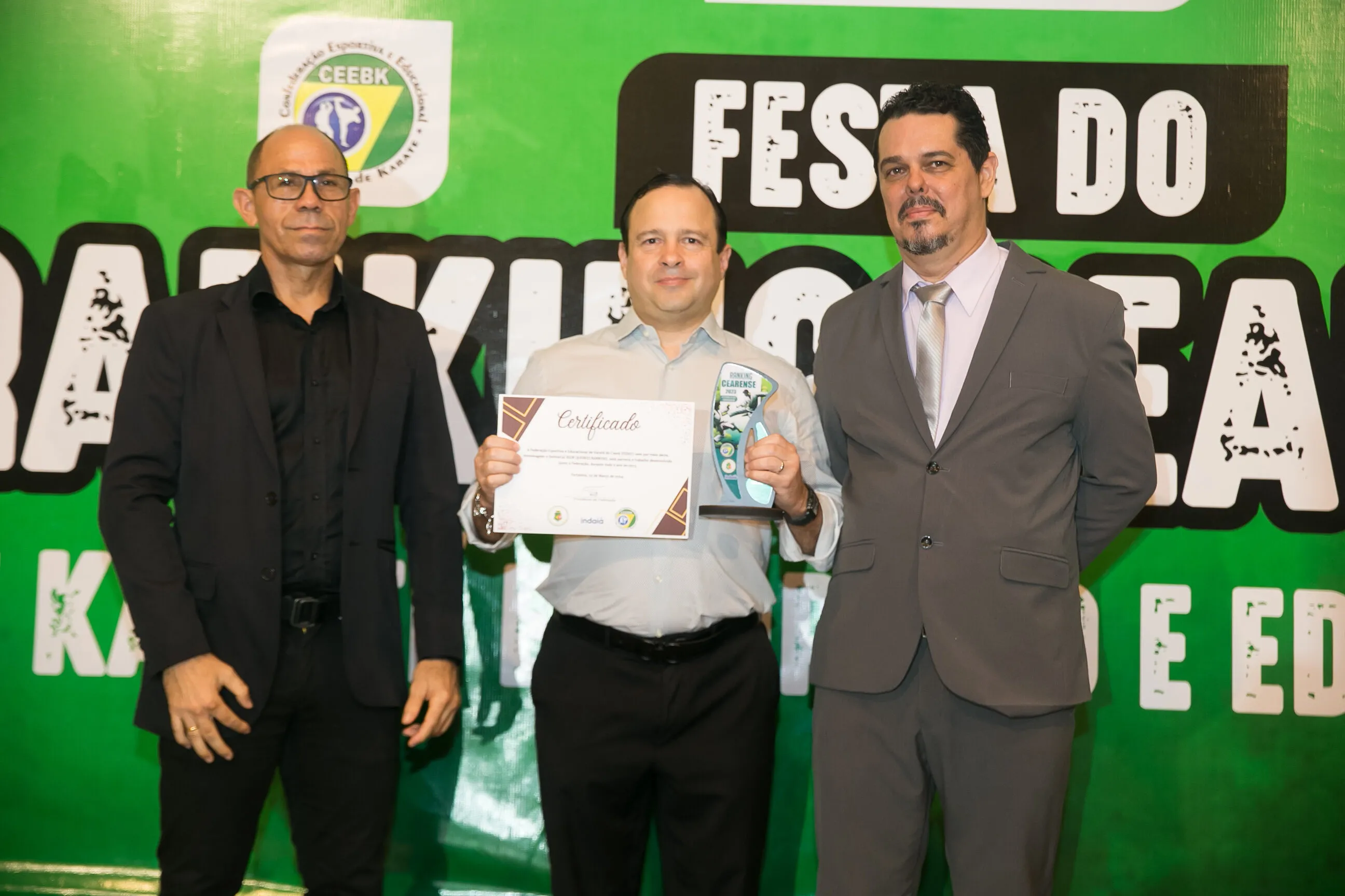 O treinador Carlos Cartaxo, à esquerda, Igor Queiroz Barroso, ao centro, e Robyson Régis, à direita.