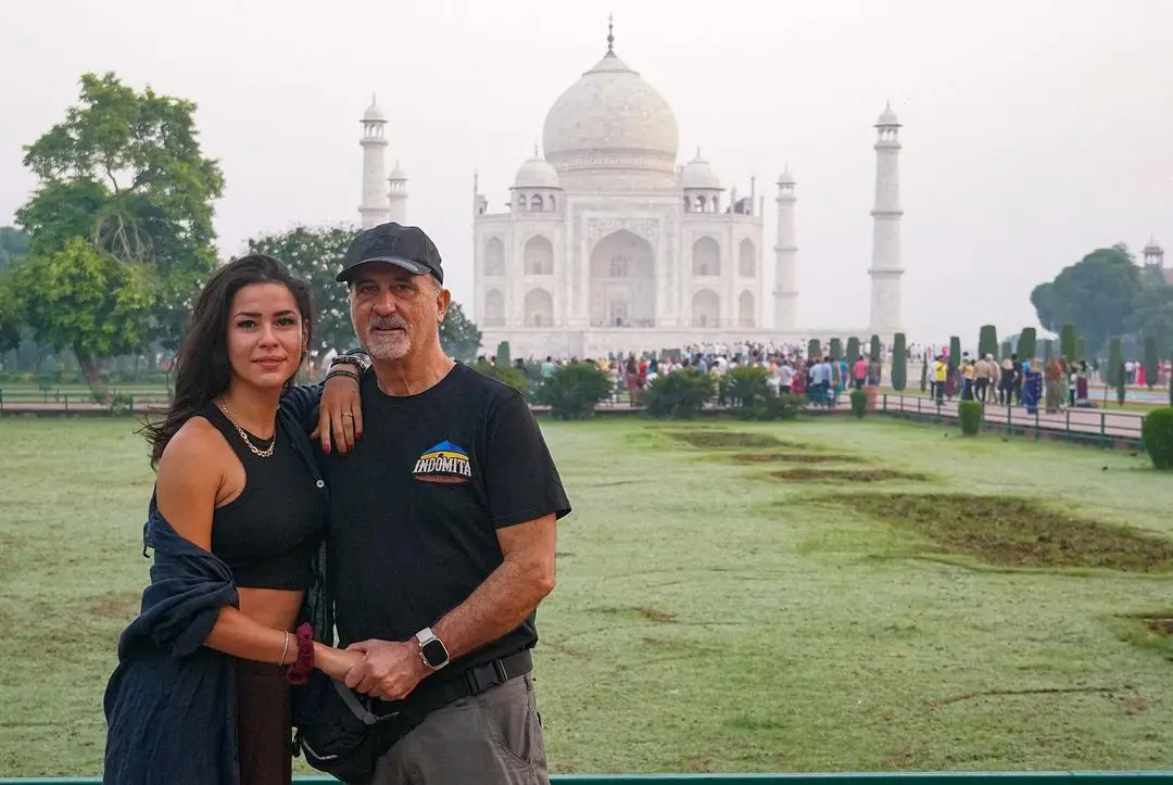 casal em frente ao taj mahal