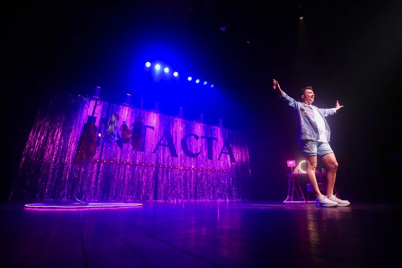 Entre as produções realizadas pela Peixe-Mulher, estão o espetáculo 'Intacta', do humorista Denis Lacerda