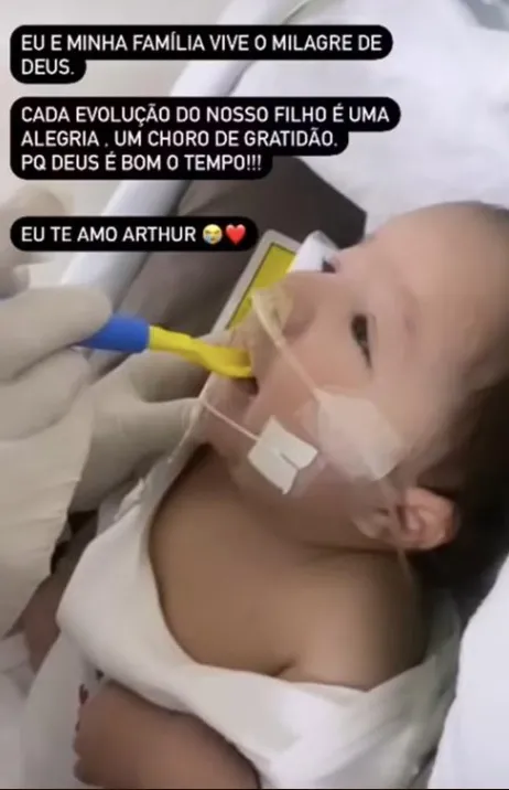 Mãe publicou imagem do filho comendo com colher e celebrou a evolução