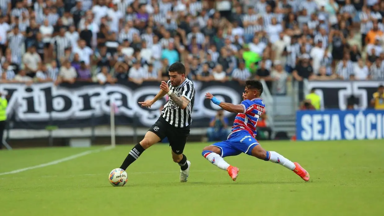 Atletas de Ceará e Fortaleza em ação pelo Clássico-Rei