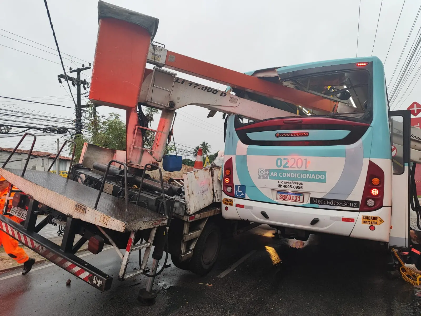 Acidente em messejana envolvendo caminhão e ônibus no dia 7 de março de 2024. Duas pessoas morrem em acidente envolvendo ônibus e caminhão de iluminação pública em Fortaleza