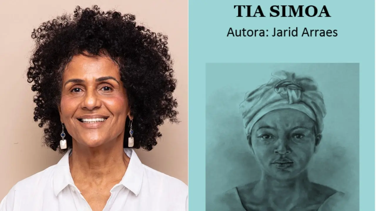 A cantora e atriz Adna Oliveira ressalta a memória da Preta Tia Simoa, figura histórica cearense abolicionista de quem não há muitos registros, incluindo imagens, oficiais; à direita, reprodução da capa de cordel da autora Jarid Arraes