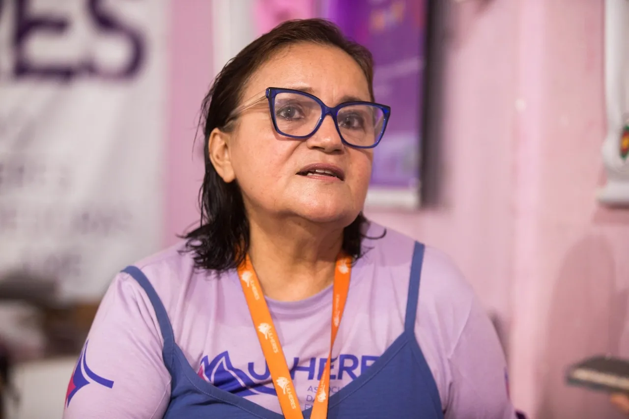 Lília Sales precisou deixar a carreira de lado para cuidar da mãe, que teve diagnóstico de Alzheimer