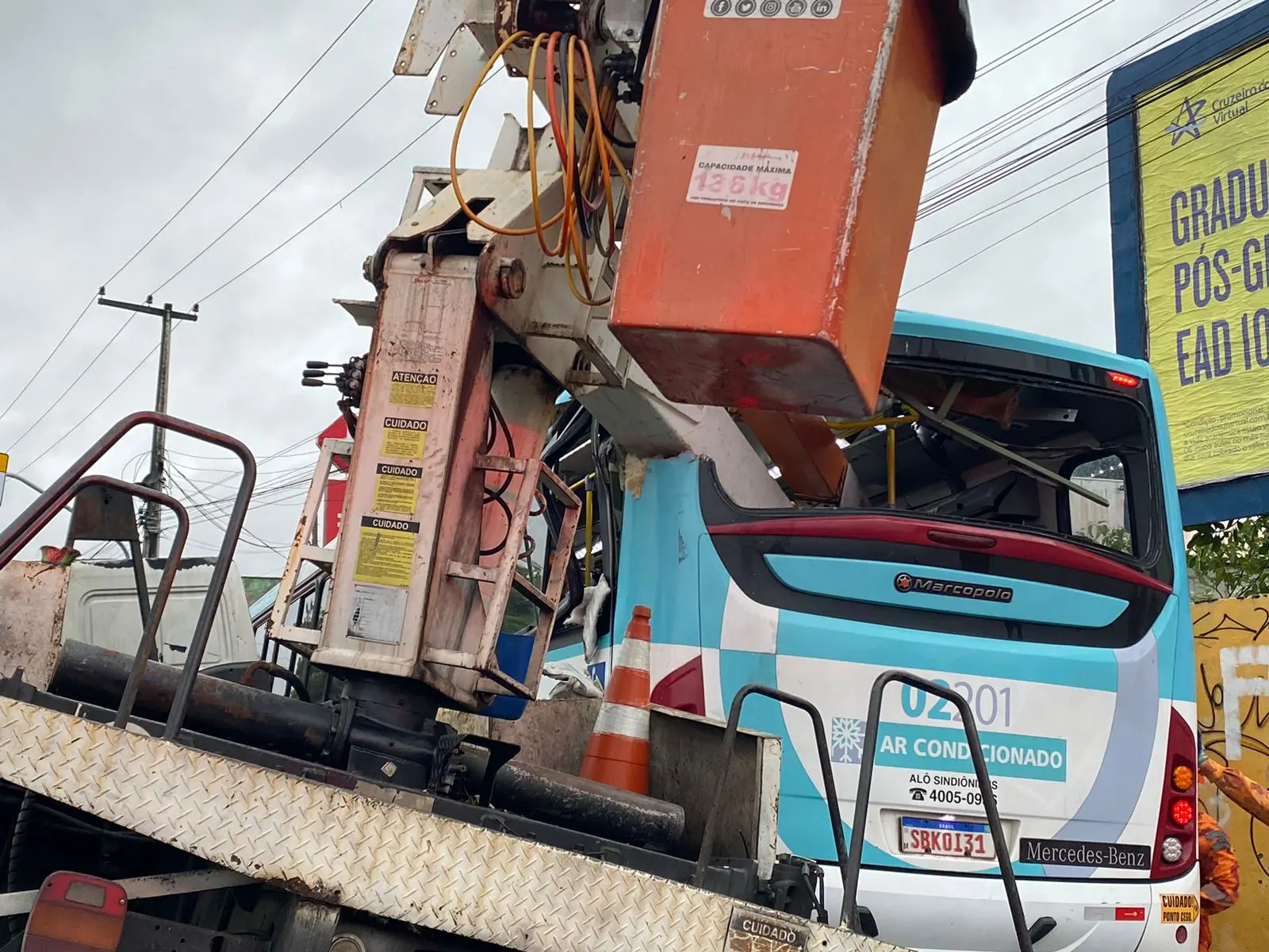 Acidente em messejana envolvendo caminhão e ônibus no dia 7 de março de 2024. Duas pessoas morrem em acidente envolvendo ônibus e caminhão de iluminação pública em Fortaleza