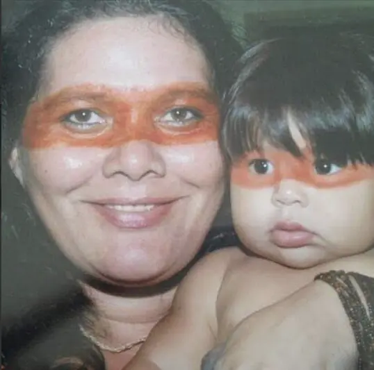 Clécia e Thaís Pitaguary, mãe e filha, em foto antiga