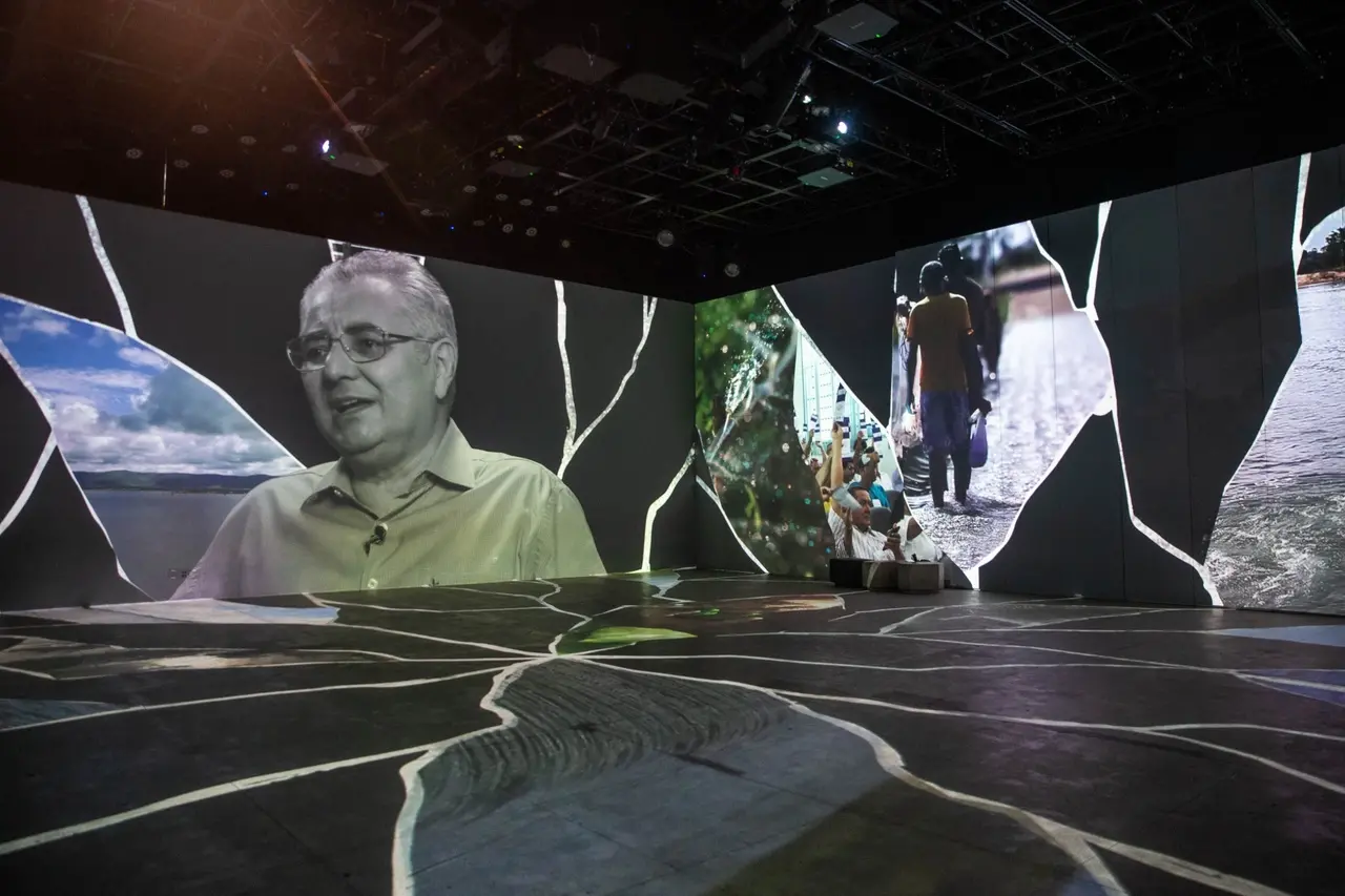 Água surge de diferentes formas durante a obra, seja em imagens ou em sugestões simbólicas — como nos cursos de água que referenciam formatos de galhos secos