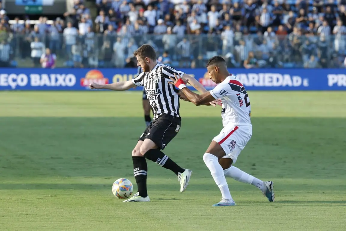 Atletas de Ceará e Ferroviário disputam bola