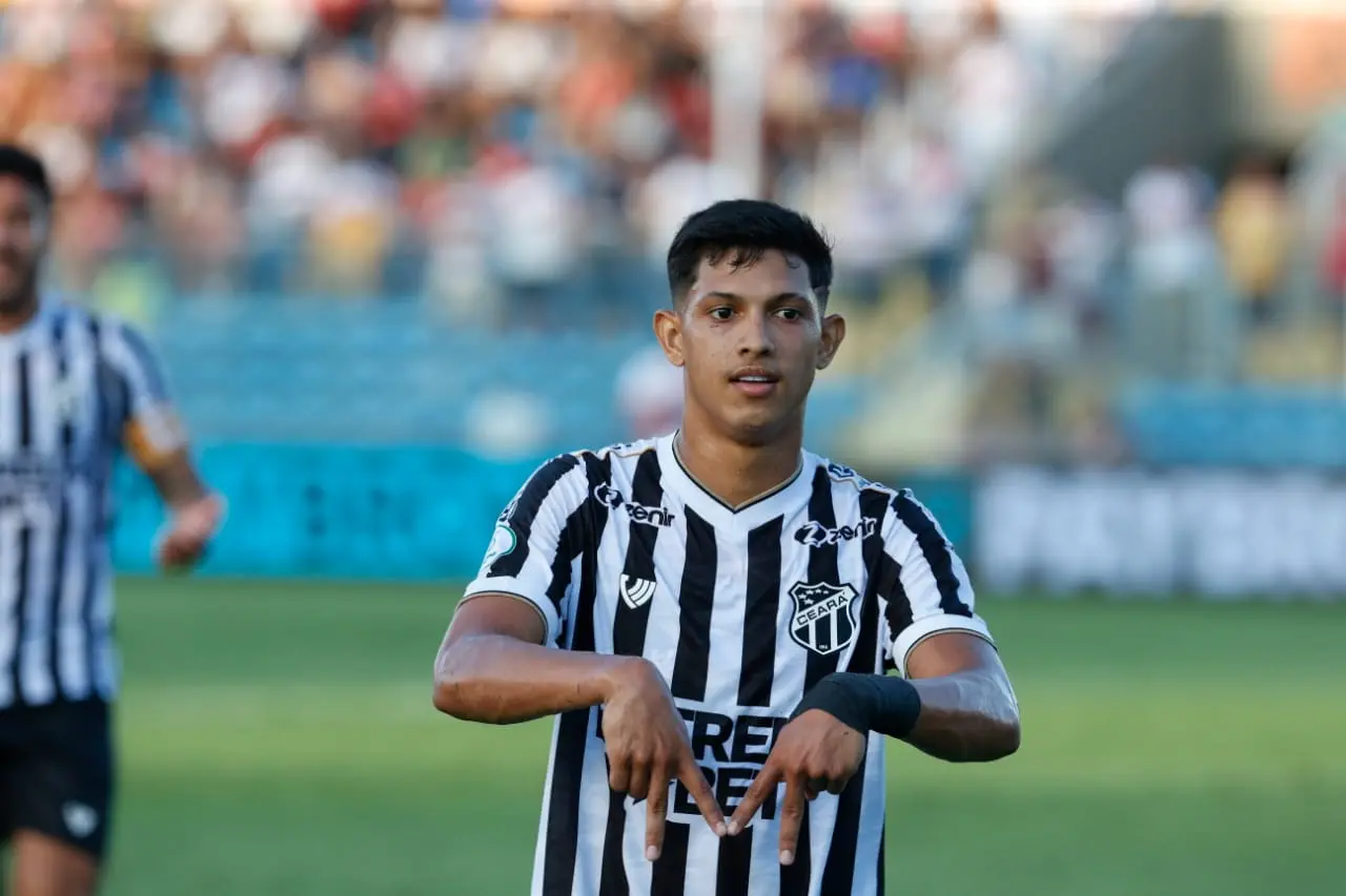 Erick Pulga comemora gol pelo Ceará