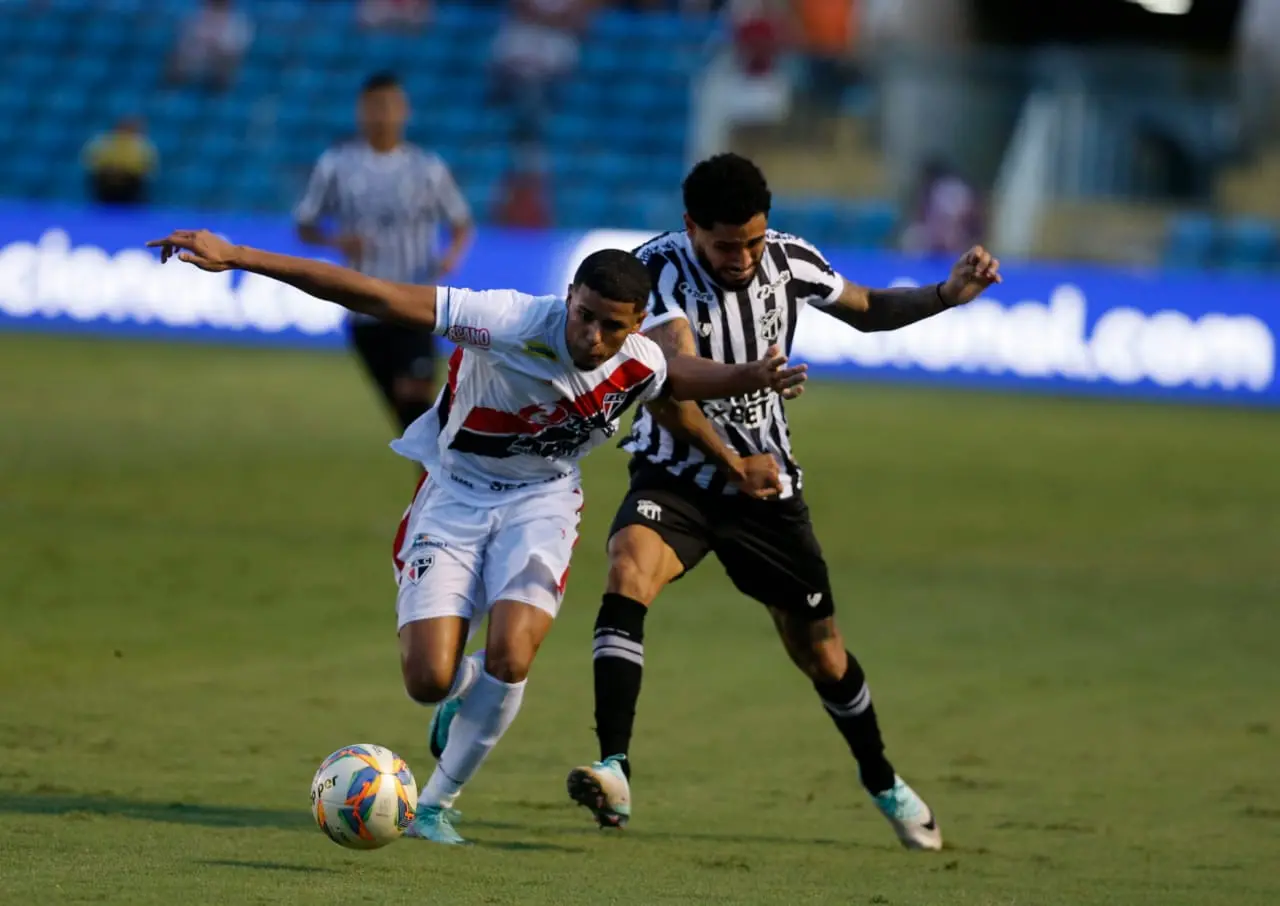 Atletas disputam bola no Clássico da Paz