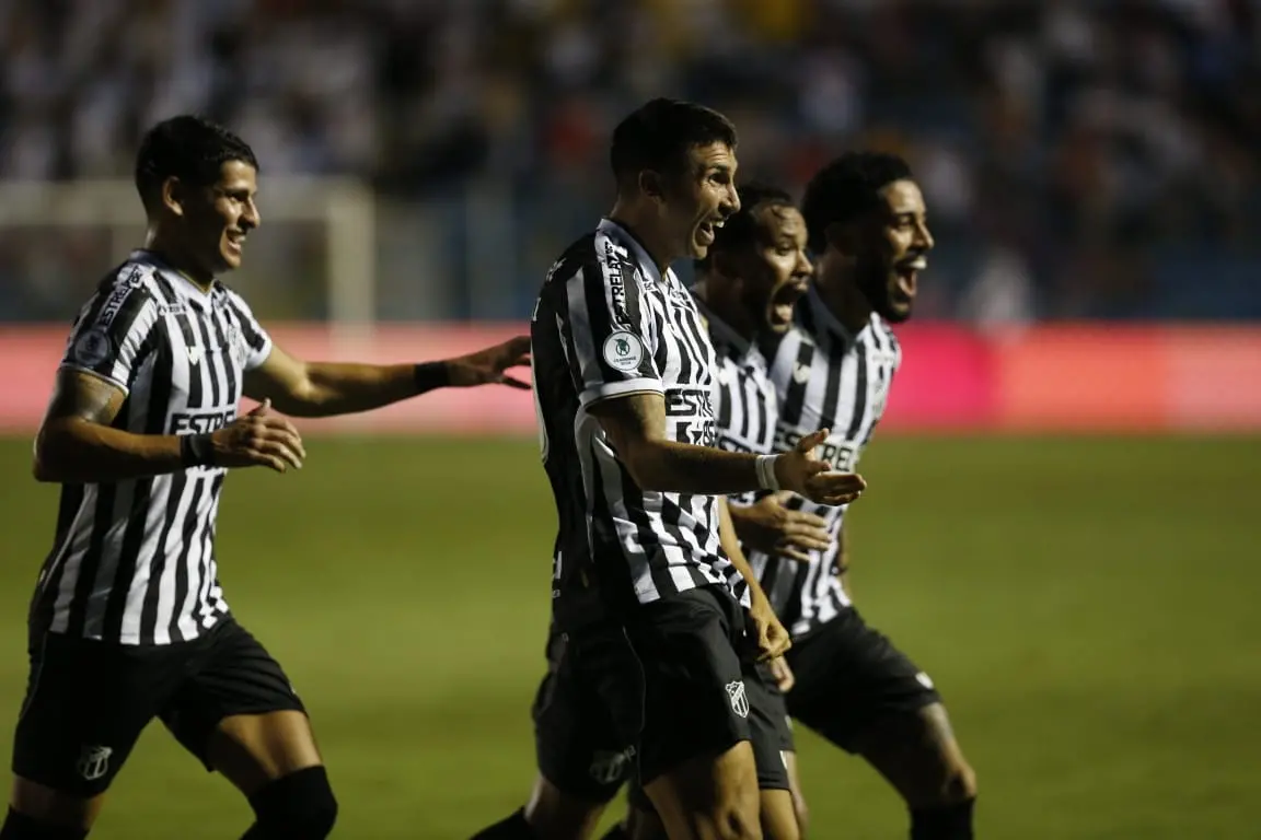 Elenco do Ceará comemora gol
