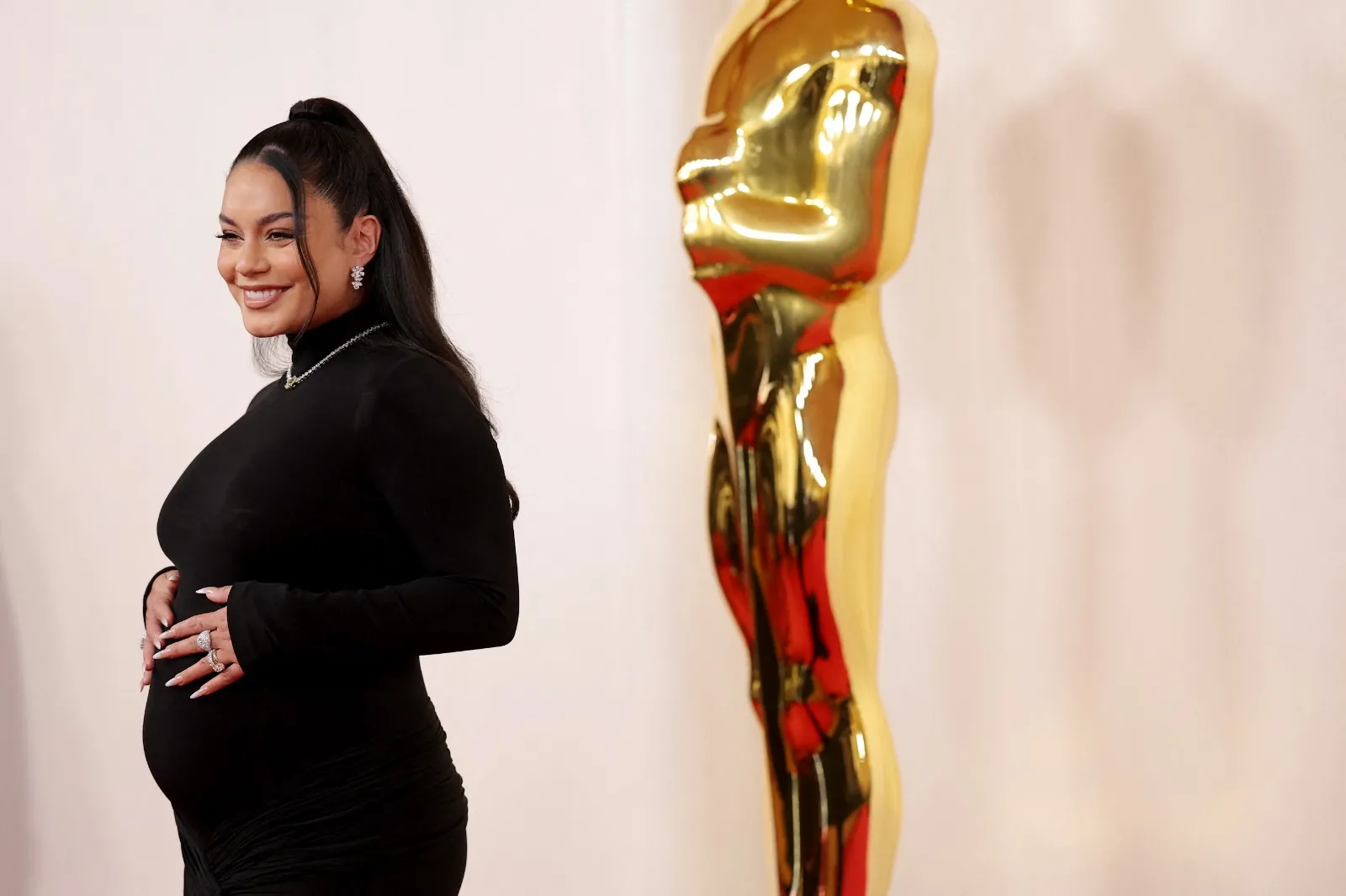 Vanessa anunciou a gravidez no tapete vermelho do Oscar
