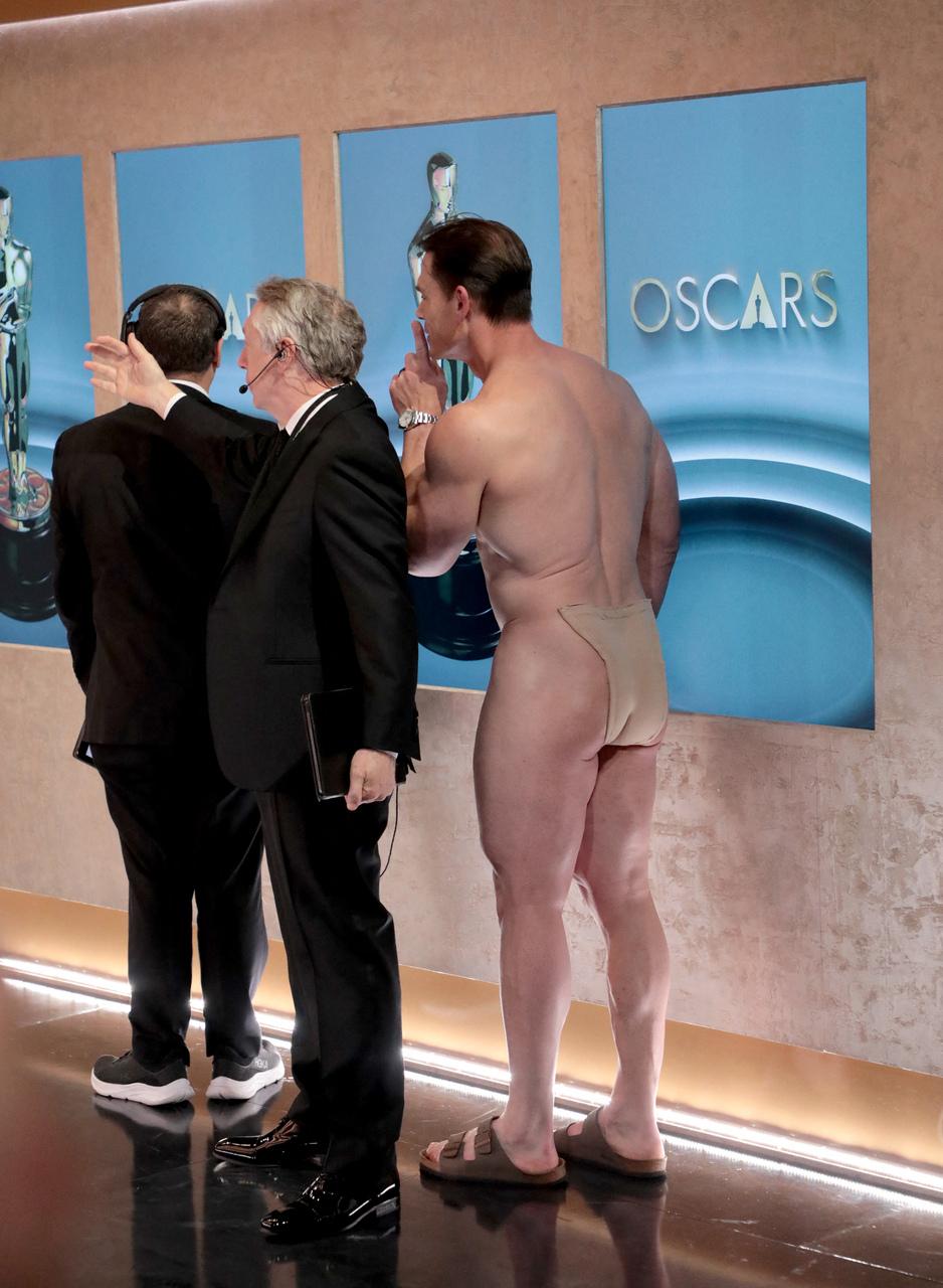 Foto do bastido do Oscar mostra o que John Cena usava em look pelado em 10 de março de 2024. John Cena pelado no Oscar? Imagem de bastidor mostra o que ator vestia em look sem roupa