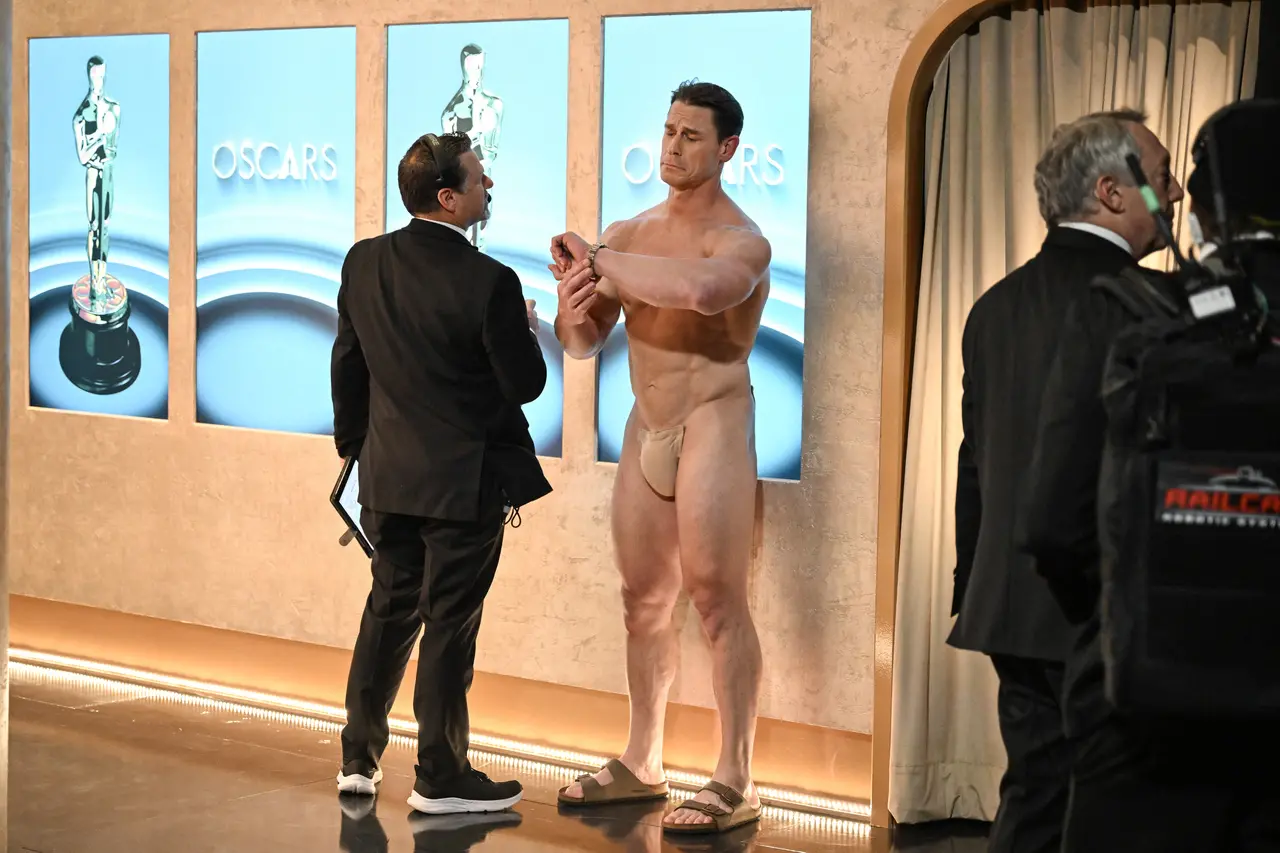 Foto do bastido do Oscar mostra o que John Cena usava em look pelado em 10 de março de 2024. John Cena pelado no Oscar? Imagem de bastidor mostra o que ator vestia em look sem roupa
