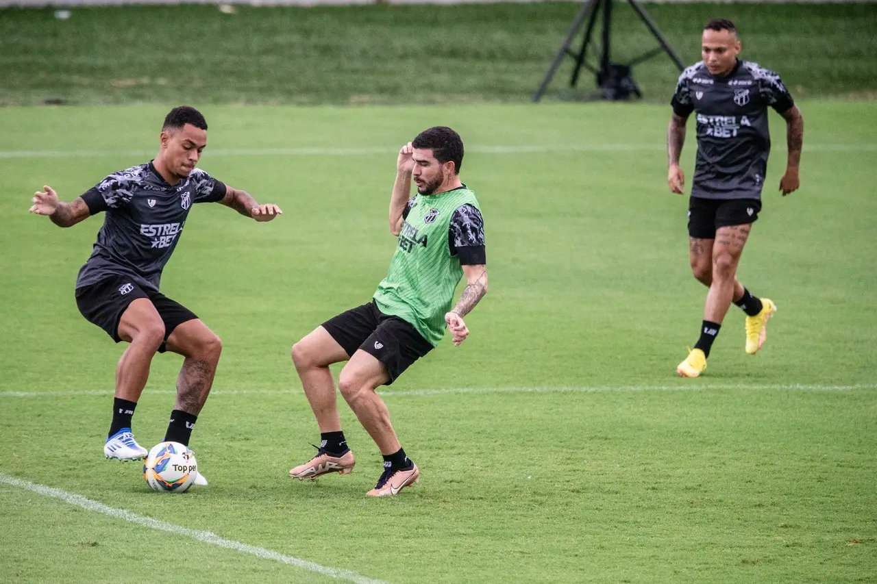 Meia Bruninho em treino aberto do Ceará no estádio Presidente Vargas