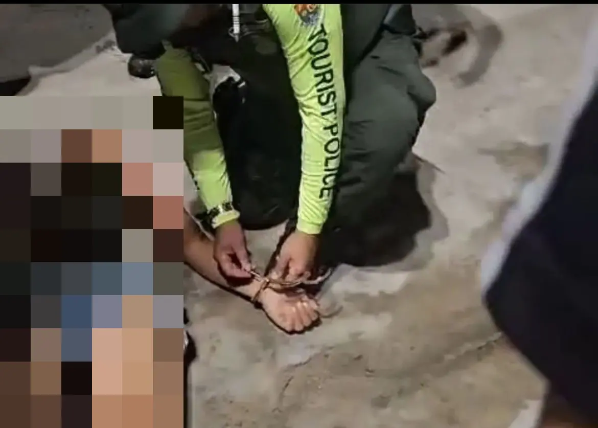 Corpo de jovem baleado e policial retirando algema