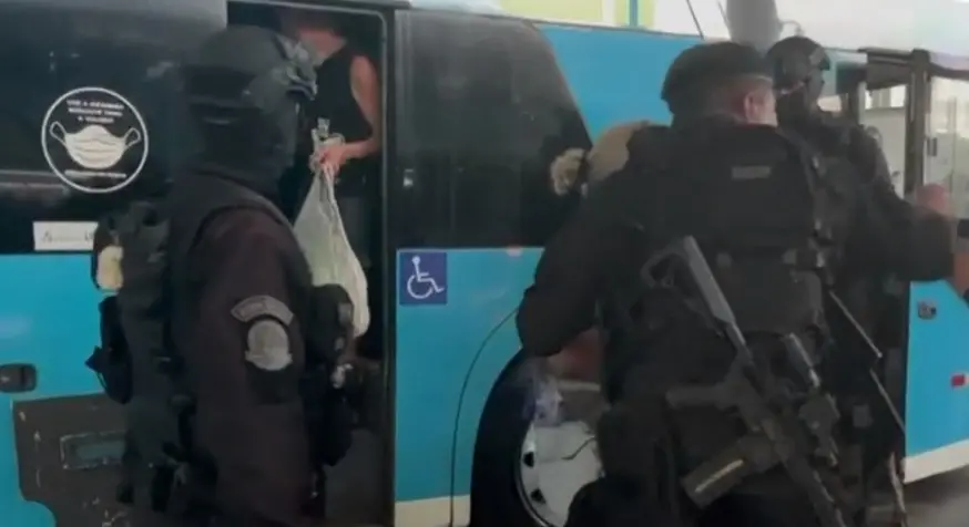 Momento da liberação dos reféns na Rodoviária do Rio de Janeiro