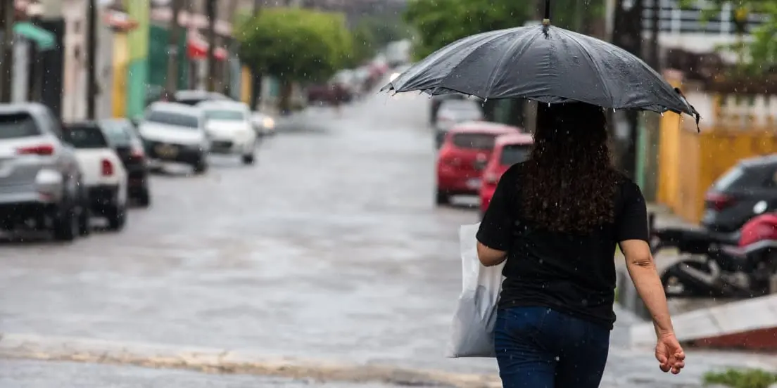 Fortaleza amanhece sob chuvas intensas e alagamentos; veja fotos