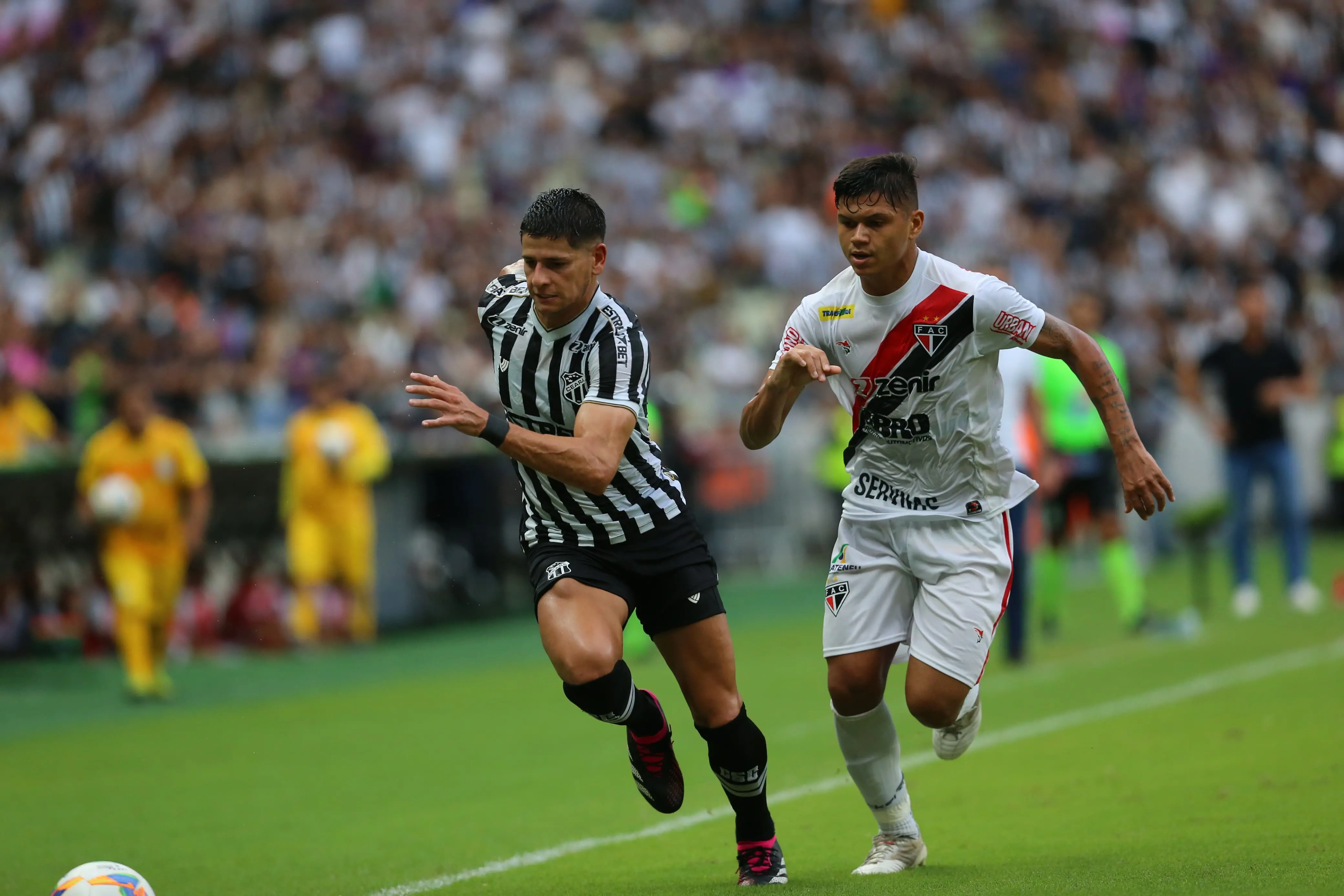 Atletas de Ceará e Ferroviário disputam bola