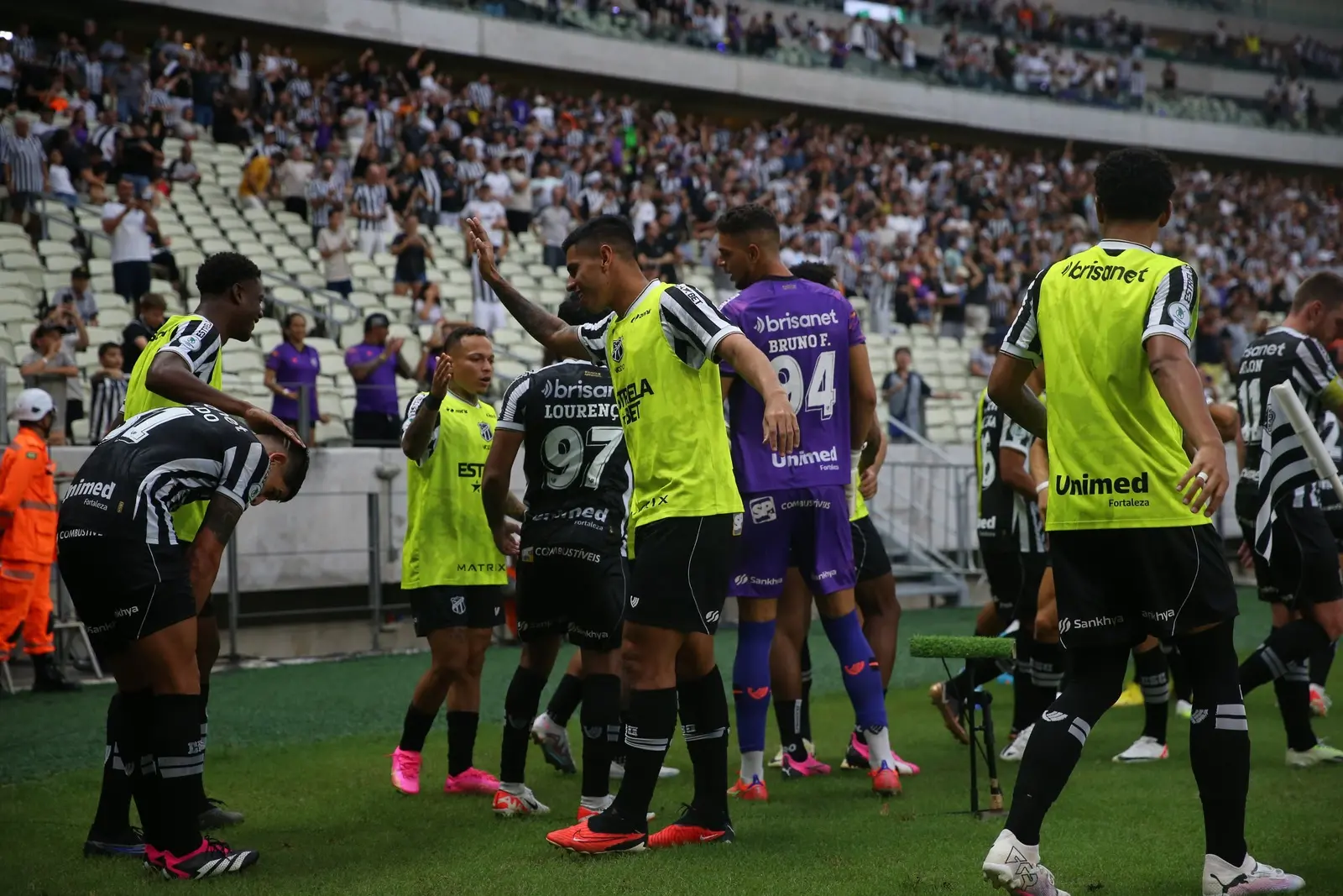 Atletas do Ceará comemoram gol