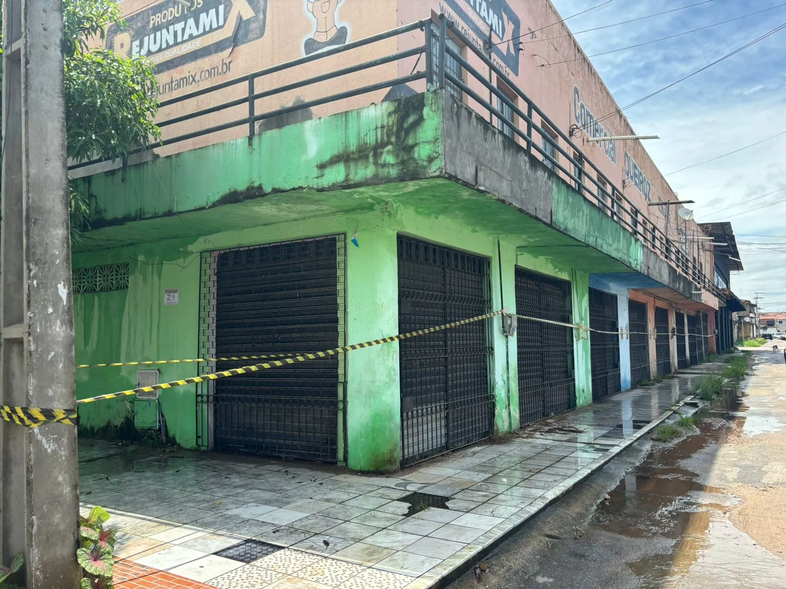 Estabelecimentos comerciais também foram interditados pela Defesa Civil.