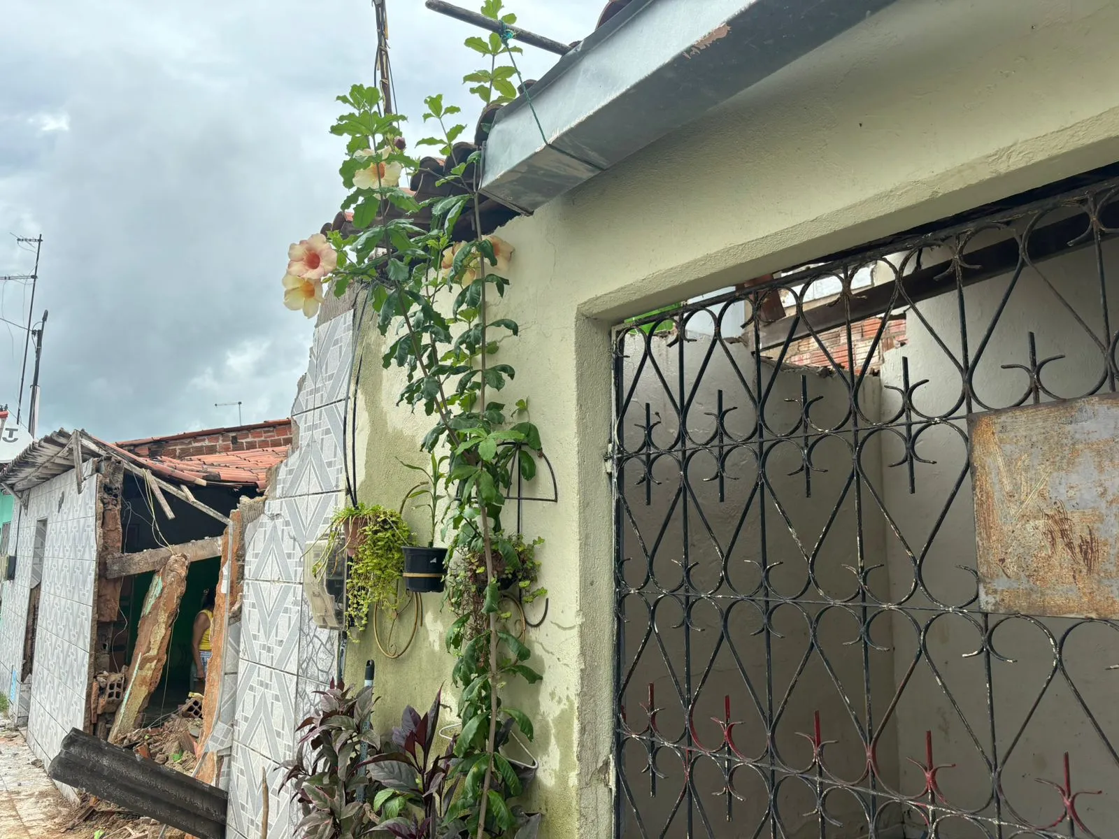 Destroços atingiram a lateral da casa do proprietário do prédio.