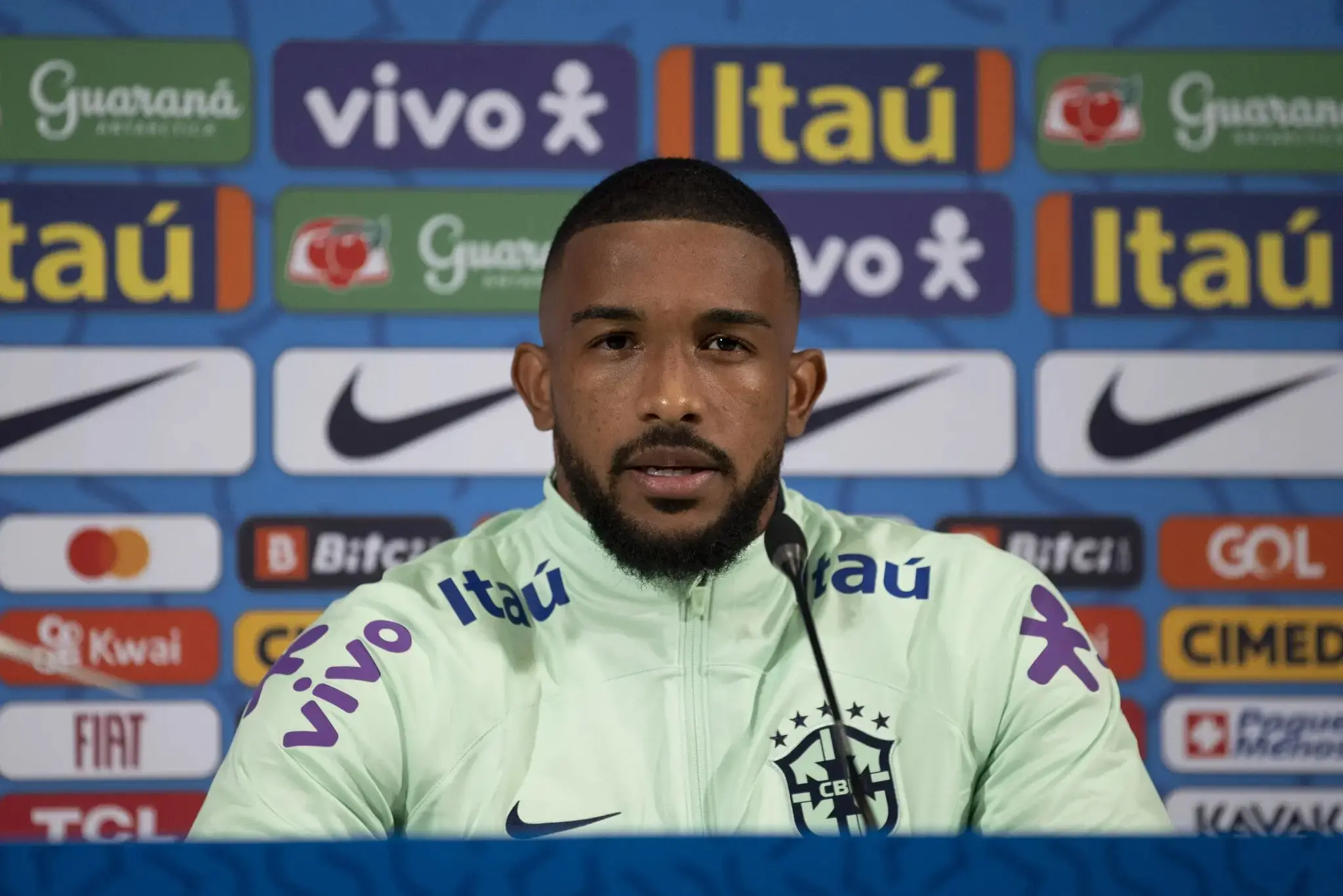 Foto de Bremer em entrevista pela Seleção Brasileira. Imagem usada em matéria sobre quantidade de nordestinos chamados na convocação para Copa do Mundo 2026.