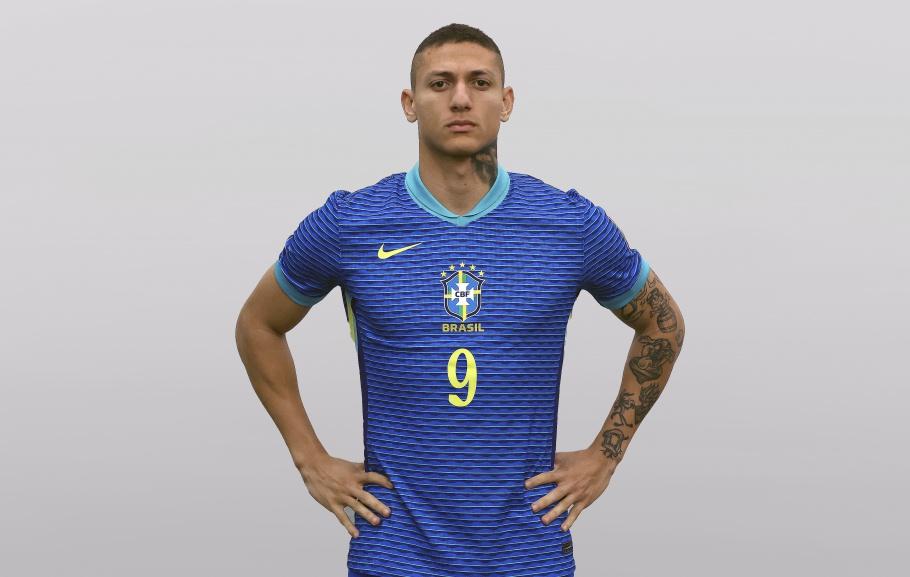 Richarlison com a camisa do Brasil
