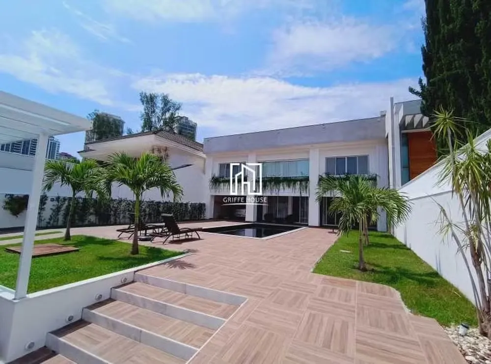 Mansão na Barra da Tijuca tem seis quartos, vaga para cinco carros e uma piscina