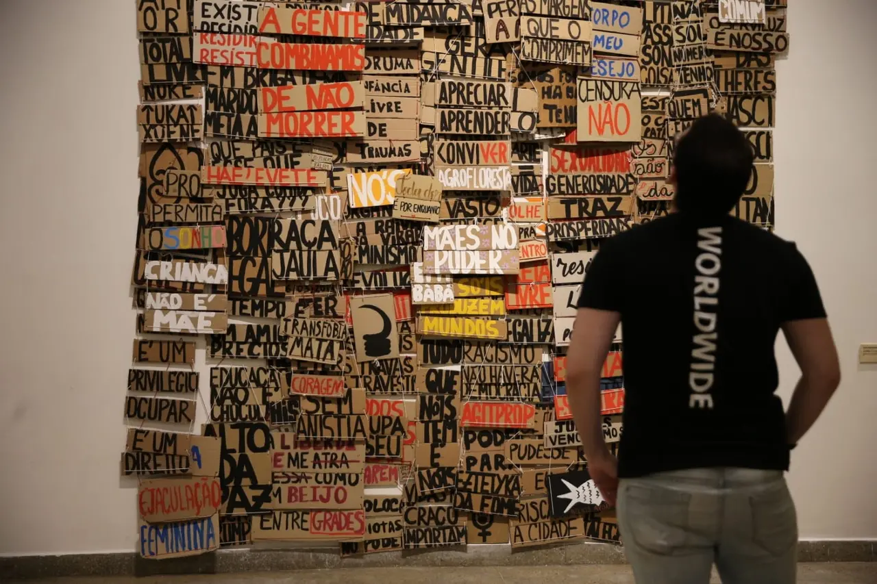 'AGITPROP', de Aline Albuquerque, é representação da 'história do Brasil', defende o curador Lucas Dilacerda