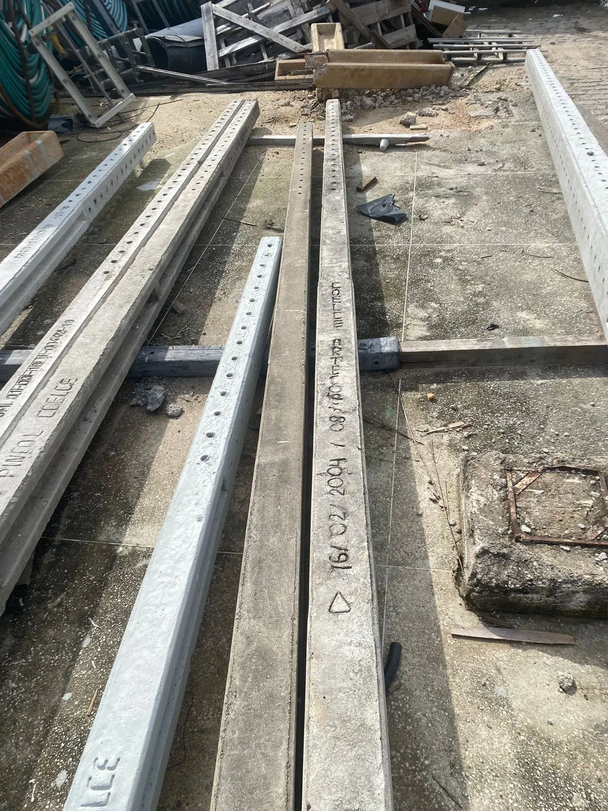 Terreno guardava postes e medidores de energia de origem desconhecida