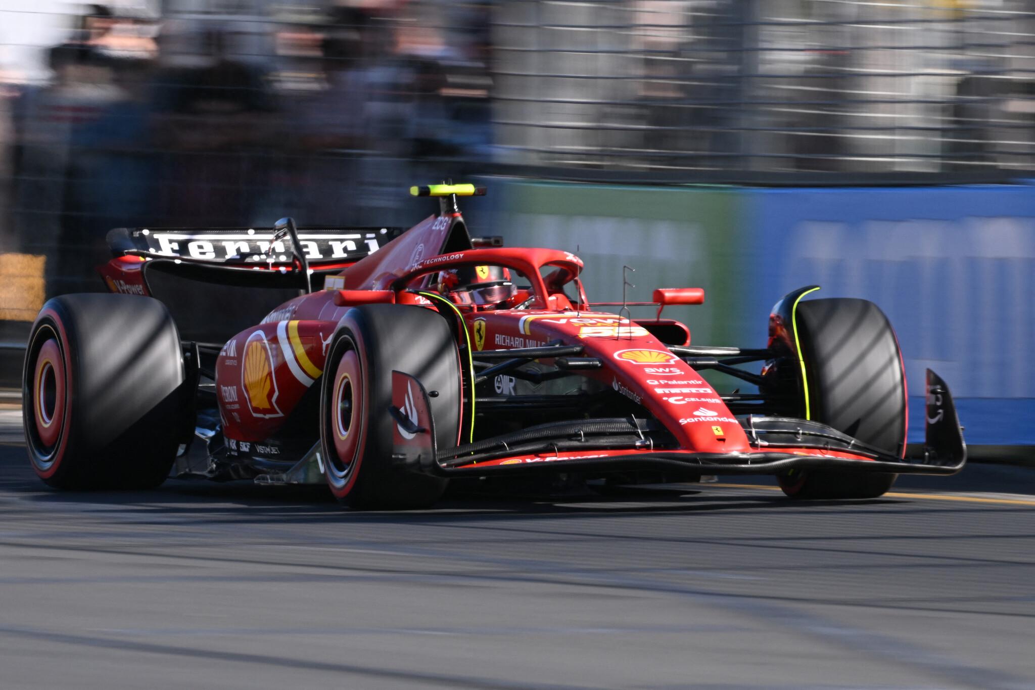 Foto de Carlos Sainz, piloto da Ferrari, durante treino da Fórmula 1