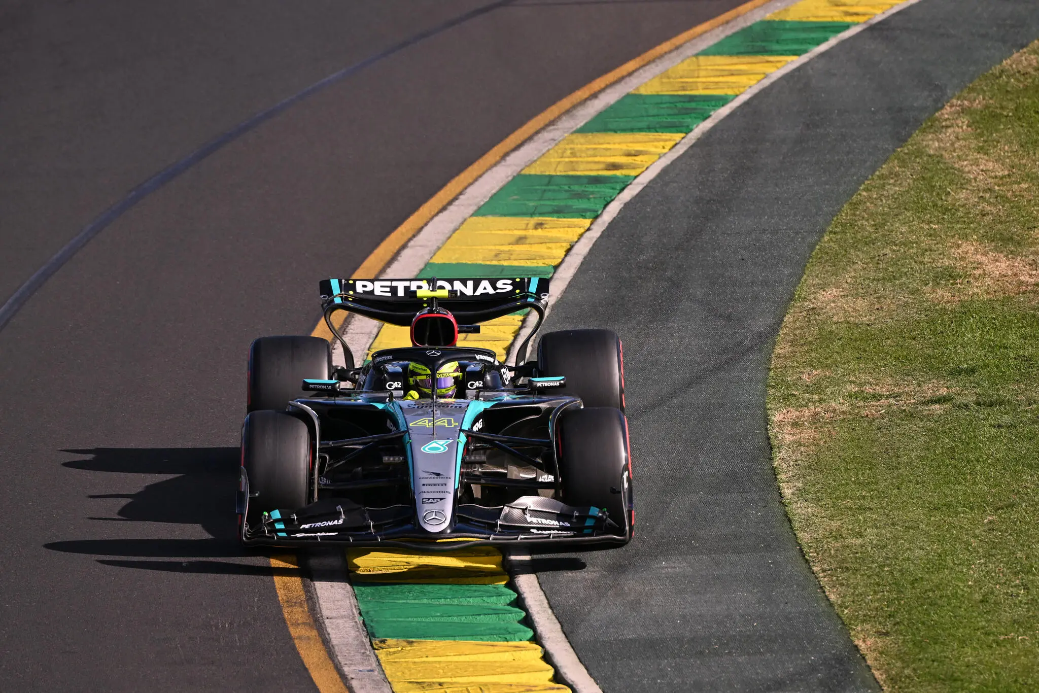 Foto de Lewis Hamilton, piloto da Mercedes, durante treino da Fórmula 1