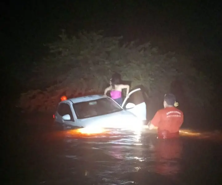 Um trator precisou ser acionado para retirar o automóvel de dentro da água